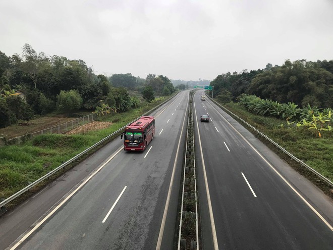 Vụ chặn xe xin tiền: Nhóm này cầm kiếm quệt xuống mặt đường tóe lửa, vừa đi vừa hò hét - Ảnh 3.