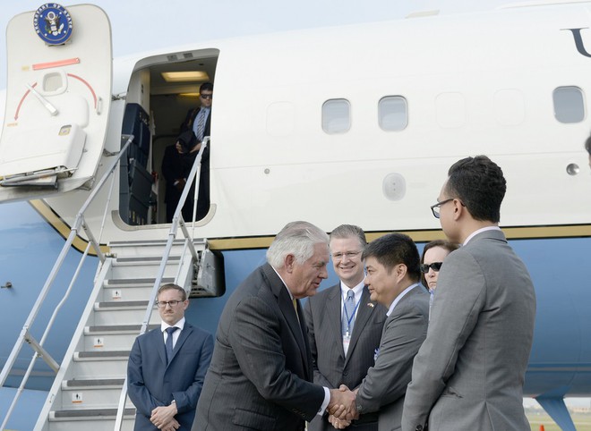 Ngoại trưởng Mỹ Tillerson thăm chùa Trấn Quốc, di tích Nhà tù Hỏa Lò - Ảnh 6.