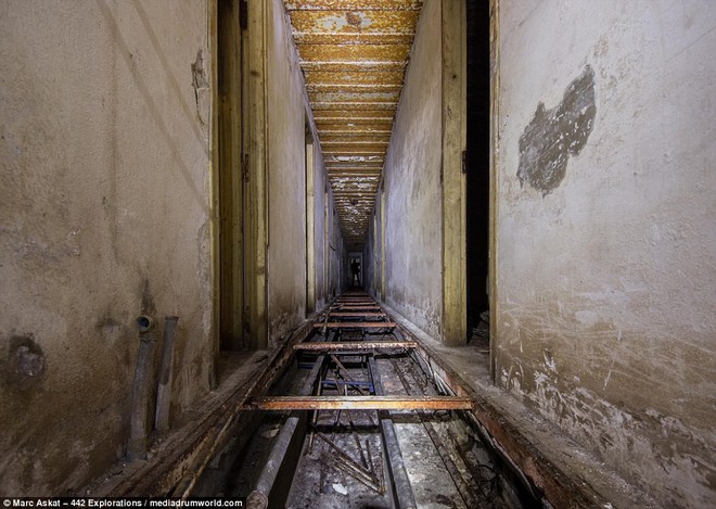 Thâm nhập hầm trú ẩn bí mật của Hitler sâu 30m dưới lòng đất: Đội thám hiểm bị ám ảnh - Ảnh 7.