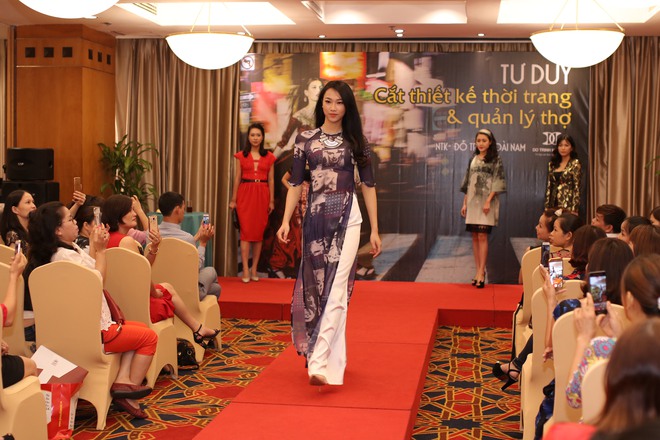 Hoa hậu Thủy Tiên trình diễn trang phục của các Nhà thiết kế học việc - Ảnh 2.