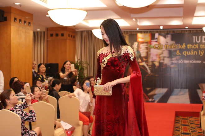 Hoa hậu Thủy Tiên trình diễn trang phục của các Nhà thiết kế học việc - Ảnh 11.