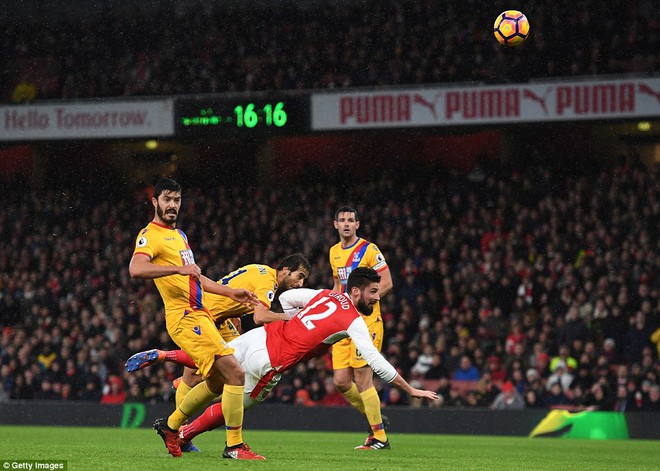 Chân gỗ Giroud lập siêu phẩm, Arsenal cười vào mũi Man United - Ảnh 3.