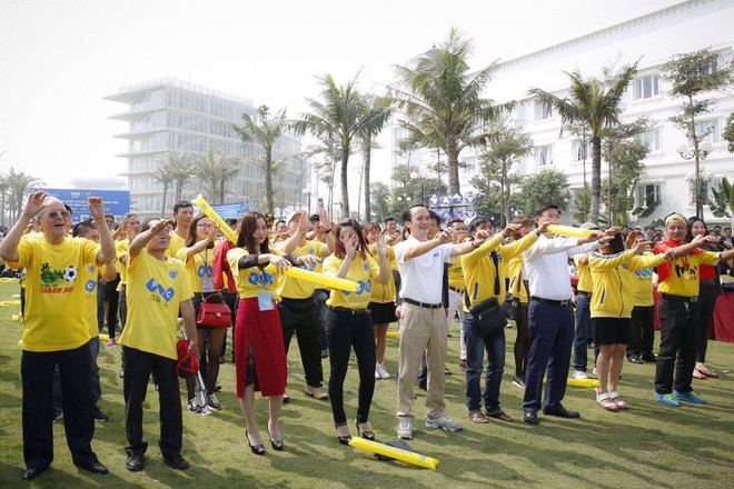 Người giàu nhất sàn chứng khoán Việt Nam bất ngờ nhảy Flash mob cùng đội Thanh Hoá - Ảnh 3.