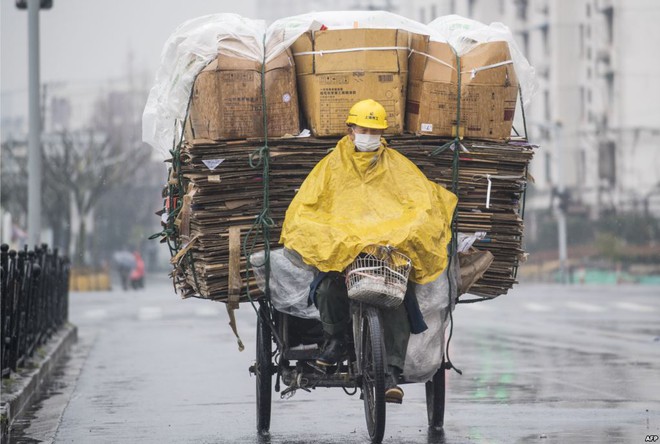 24h qua ảnh: Người bám chi chít trên toa tàu trong giờ cao điểm ở Bangladesh - Ảnh 4.