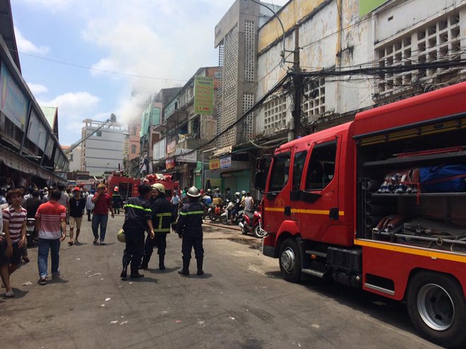 Cháy cửa hàng đồ chơi trẻ em cạnh chợ Kim Biên, hàng trăm tiểu thương hốt hoảng - Ảnh 3.