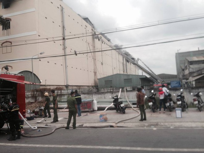 Xe cứu thương túc trực tại hiện trường vụ cháy lớn ở KCN Trà Nóc, Cần Thơ - Ảnh 4.