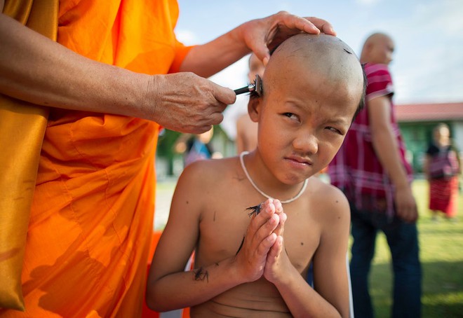 24h qua ảnh: Cậu bé Thái Lan xuống tóc làm sư - Ảnh 7.