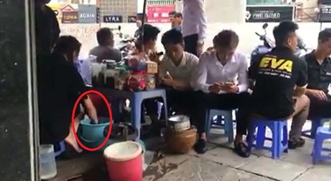 Sự thật về clip cô gái rửa chân trong xô đựng nước pha trà đá ở Hà Nội - Ảnh 2.