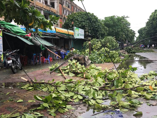 Hàng chục tàu cá chìm, đường sắt tê liệt, phố phường Hà Nội ngập sâu trong bão số 2 - Ảnh 10.