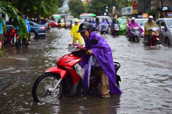 Người Hà Nội bơi trong biển nước sau trận mưa như trút - Ảnh 6.