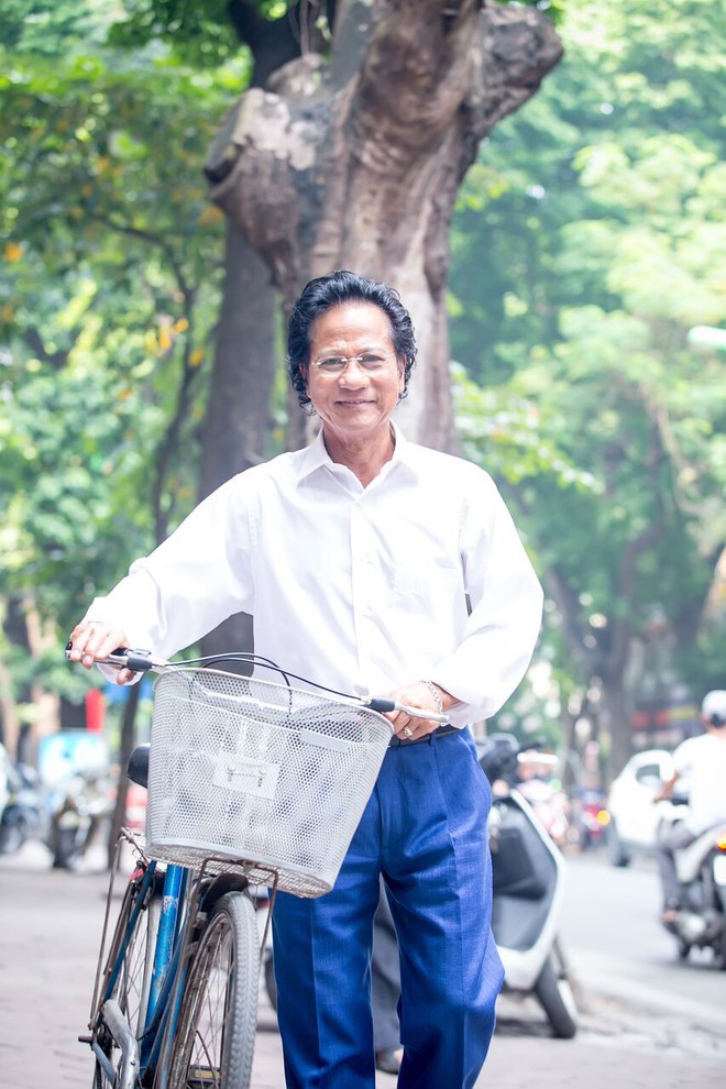 Chế Linh ngồi trà đá vỉa hè, người bán hàng rong nhận ra và ôm chặt - Ảnh 1.