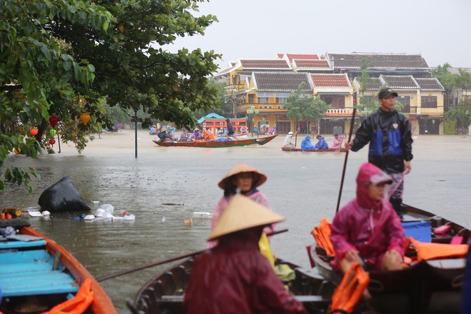 Du khách nước ngoài thích thú lội nước, chụp hình trong lũ ở Hội An - Ảnh 14.