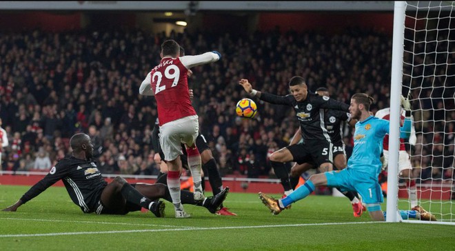 Arsenal nhận cơn mưa gạch đá vì không hạ nổi De Gea, thua đau Man United - Ảnh 2.