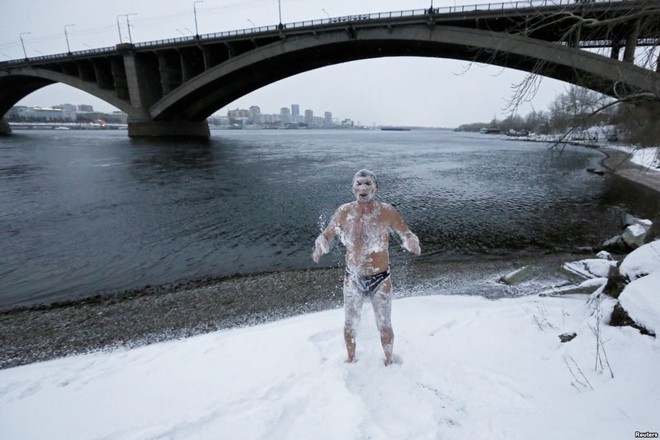 24h qua ảnh: Người đàn ông Nga tắm tuyết trong mùa đông lạnh giá - Ảnh 4.