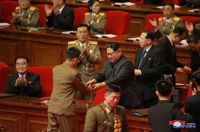Ảnh: Ông Kim Jong-un tươi cười bắt tay người tham gia thử nghiệm tên lửa Hwasong-15 - Ảnh 3.