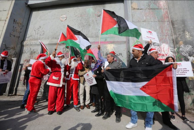 Giáng sinh khói lửa: Người Palestine và quân đội Israel lao vào nhau giữa nơi Chúa ra đời - Ảnh 6.