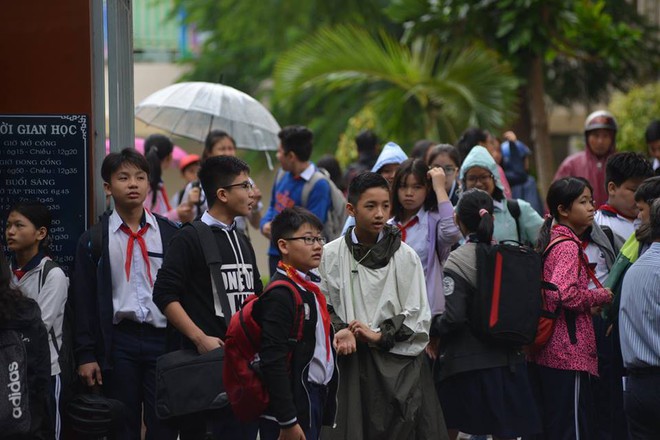 Siêu bão số 16: Người Sài Gòn đi làm trong mưa lớn, tất cả học sinh phải quay về nhà - Ảnh 4.