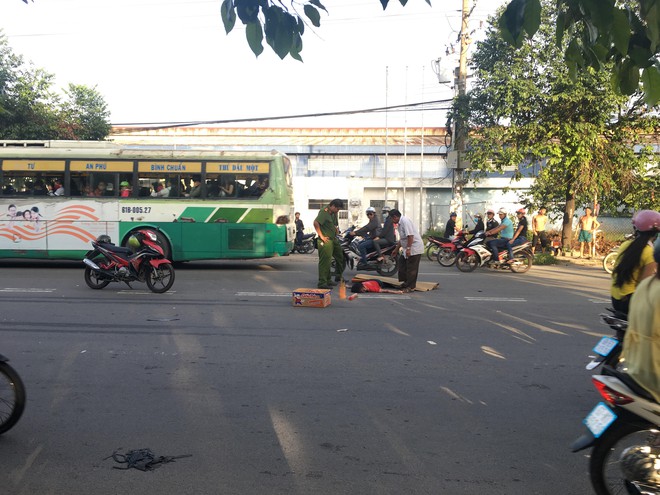 Dắt xe đạp điện qua đường, hai mẹ con bị ô tô tông thương vong rồi bỏ trốn lúc rạng sáng - Ảnh 3.