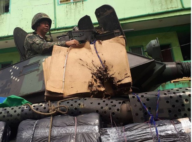 Khó tin: Lính Philippines gia cố xe bọc thép bằng... gỗ và bìa carton - Ảnh 3.