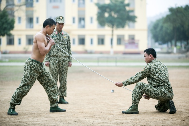 Bình An, Quốc Thiên tái mặt vì các bài tập của đặc công - Ảnh 1.