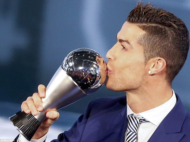Nhận giải thưởng lớn, Ronaldo tranh thủ cạnh khóe Messi - Ảnh 3.