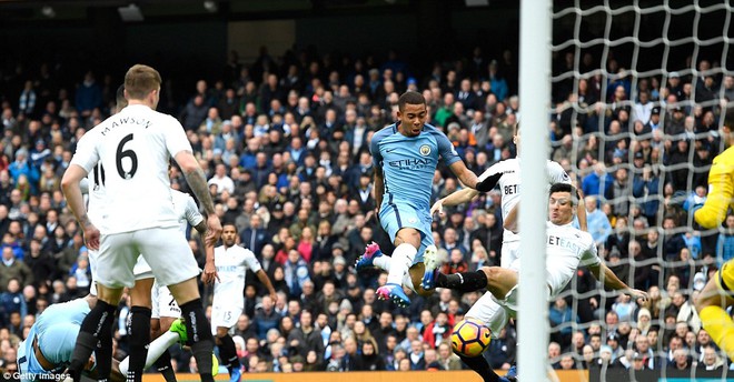 Hàng hiệu lập công, đưa Man City trở về từ cõi chết - Ảnh 8.