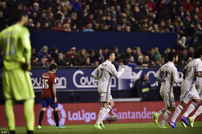 Ronaldo nổ súng, Real Madrid đòi lại ngôi đầu từ tay Barca - Ảnh 2.