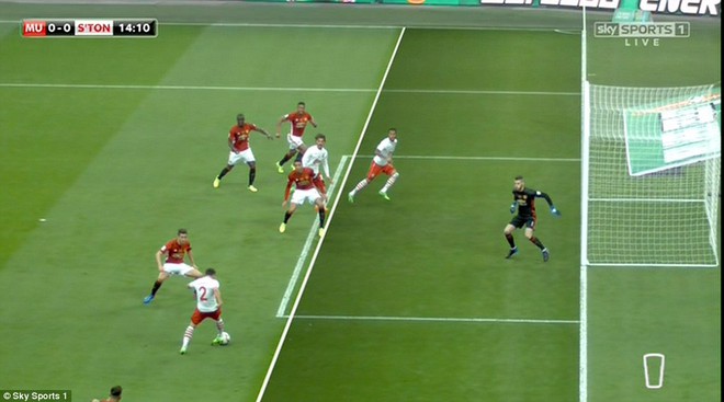 Chơi trò cút bắt, Ibrahimovic đưa Man United đăng quang trong nỗi lo thót tim - Ảnh 3.