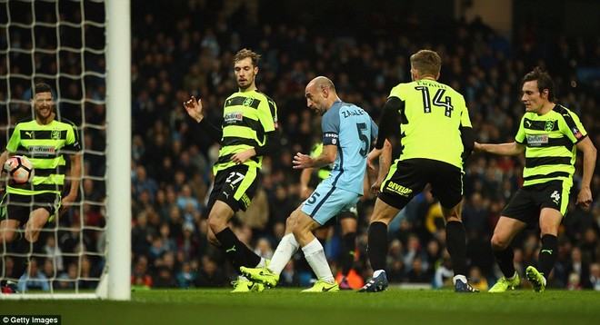 Ngược dòng dễ dàng, Man City vùi dập đối thủ trên Etihad - Ảnh 3.