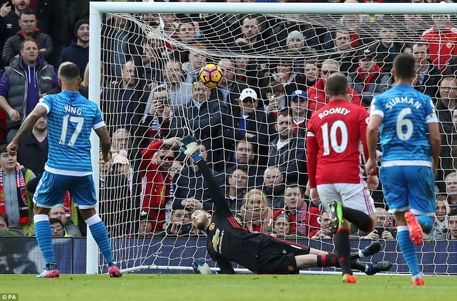 Ibrahimovic đá trượt penalty, Mourinho vác cả Premier League ra móc máy - Ảnh 1.