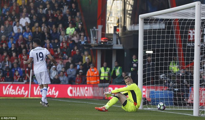 Eden Hazard san bằng kỷ lục trong ngày Chelsea ngập tràn siêu phẩm và may mắn - Ảnh 8.