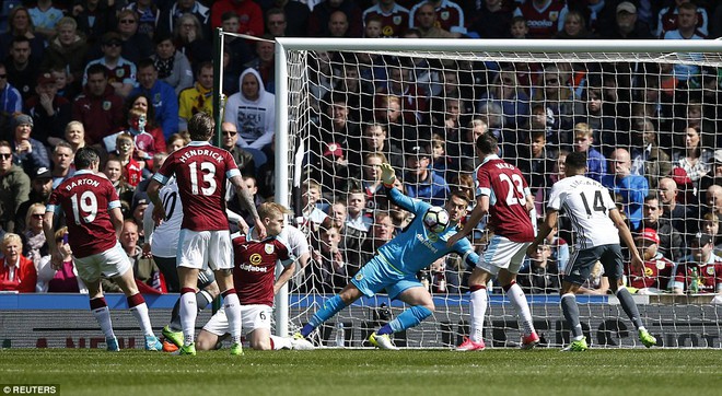 Bỏ rơi Rashford, chẳng cần Ibra, Quỷ đỏ vẫn đập nát chai vang đỏ Burnley - Ảnh 10.