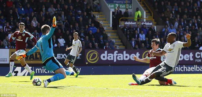 Bỏ rơi Rashford, chẳng cần Ibra, Quỷ đỏ vẫn đập nát chai vang đỏ Burnley - Ảnh 12.