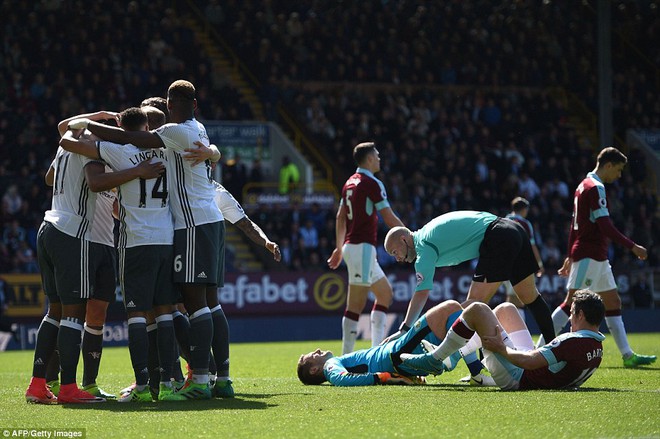 Bỏ rơi Rashford, chẳng cần Ibra, Quỷ đỏ vẫn đập nát chai vang đỏ Burnley - Ảnh 14.