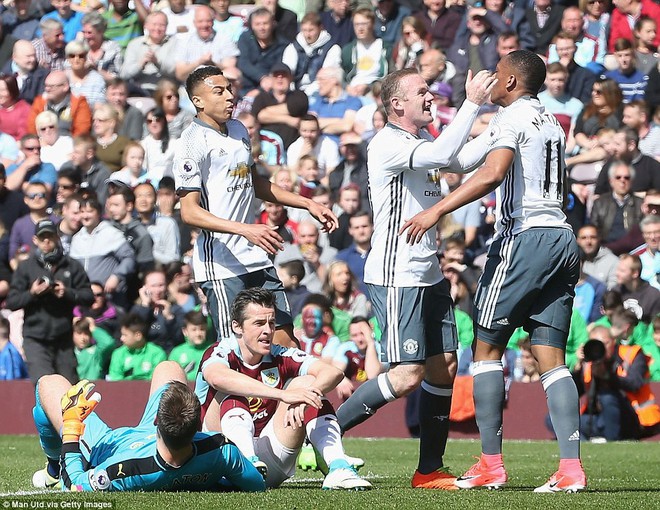 Bỏ rơi Rashford, chẳng cần Ibra, Quỷ đỏ vẫn đập nát chai vang đỏ Burnley - Ảnh 15.