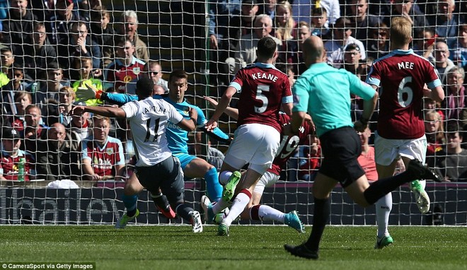 Bỏ rơi Rashford, chẳng cần Ibra, Quỷ đỏ vẫn đập nát chai vang đỏ Burnley - Ảnh 16.