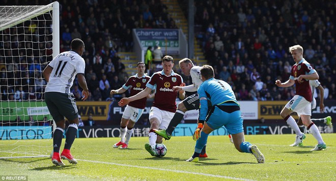 Bỏ rơi Rashford, chẳng cần Ibra, Quỷ đỏ vẫn đập nát chai vang đỏ Burnley - Ảnh 17.