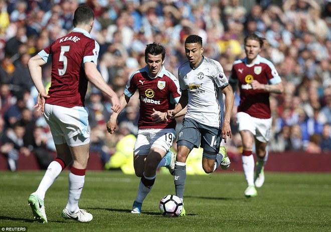 Bỏ rơi Rashford, chẳng cần Ibra, Quỷ đỏ vẫn đập nát chai vang đỏ Burnley - Ảnh 22.