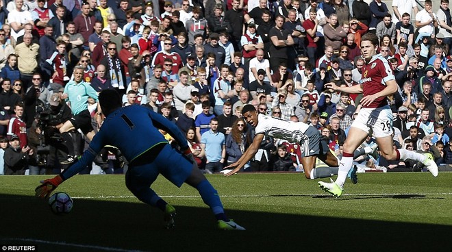 Bỏ rơi Rashford, chẳng cần Ibra, Quỷ đỏ vẫn đập nát chai vang đỏ Burnley - Ảnh 26.