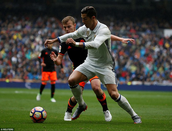 Ronaldo đá trượt penalty, Real Madrid vẫn kịp thổi lửa vào gáy  Barca - Ảnh 4.