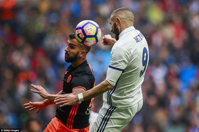 Ronaldo đá trượt penalty, Real Madrid vẫn kịp thổi lửa vào gáy  Barca - Ảnh 5.