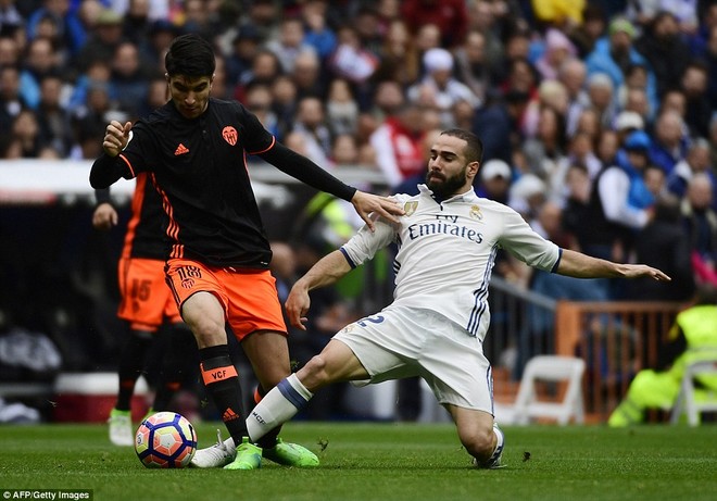 Ronaldo đá trượt penalty, Real Madrid vẫn kịp thổi lửa vào gáy  Barca - Ảnh 6.