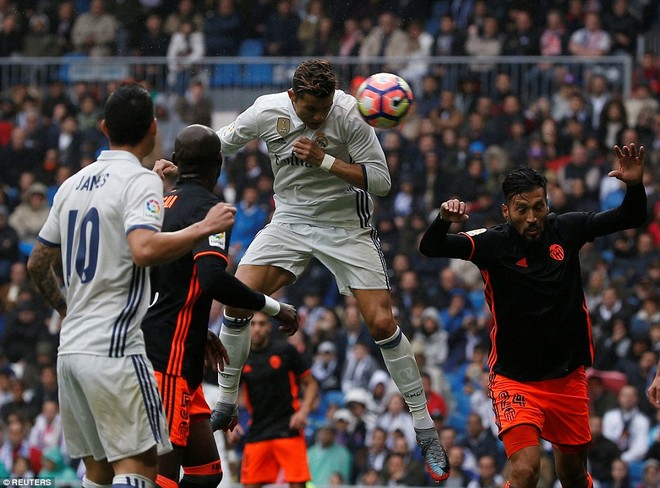 Ronaldo đá trượt penalty, Real Madrid vẫn kịp thổi lửa vào gáy  Barca - Ảnh 8.