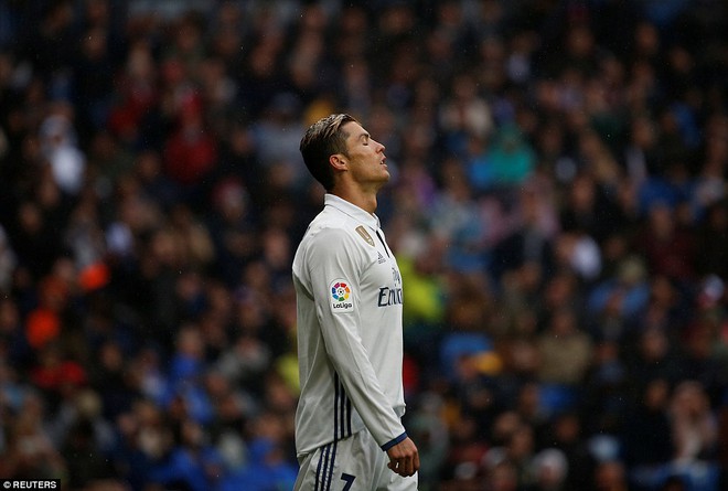 Ronaldo đá trượt penalty, Real Madrid vẫn kịp thổi lửa vào gáy  Barca - Ảnh 10.