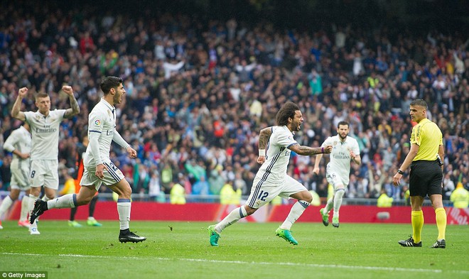 Ronaldo đá trượt penalty, Real Madrid vẫn kịp thổi lửa vào gáy  Barca - Ảnh 13.