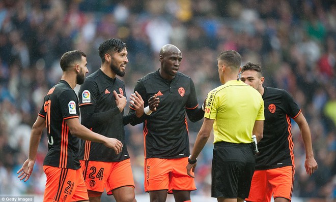 Ronaldo đá trượt penalty, Real Madrid vẫn kịp thổi lửa vào gáy  Barca - Ảnh 14.