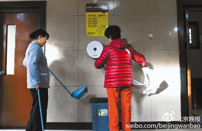 Trung Quốc: Ngay giữa thủ đô Bắc Kinh, đến giấy vệ sinh cũng bị biển thủ - Ảnh 2.
