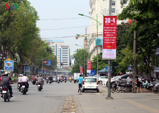 Hình ảnh: Quốc kỳ rực đỏ mọi ngả đường Hà Nội trong Ngày Chiến Thắng - Ảnh 4.