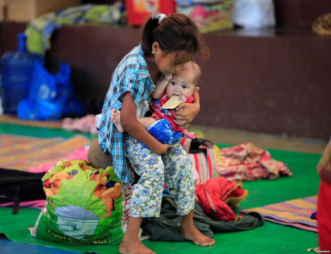 24h qua ảnh: Bé gái bế em nhỏ trong trại sơ tán ở Philippines - Ảnh 3.