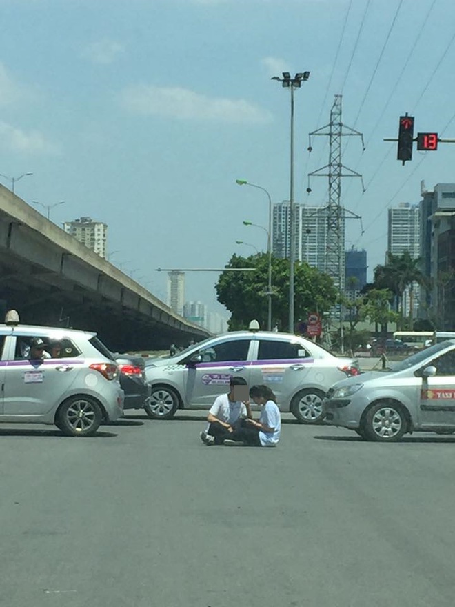 Nắng nóng kỷ lục, người thì vào siêu thị tránh nắng người thì ngồi giữa đường phơi nắng - Ảnh 7.